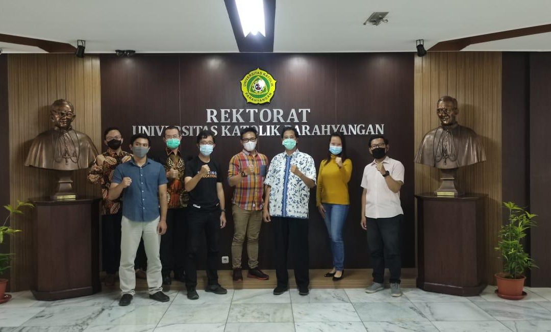 Pemberian secara simbolis Beasiswa dari Ikatan Alumni Teknik Industri (IATI)