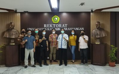 Pemberian secara simbolis Beasiswa dari Ikatan Alumni Teknik Industri (IATI)